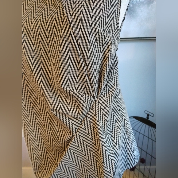 Liz Claiborne Career black and white Chevron print, sleeveless blouse. Size L. - Picture 9 of 11